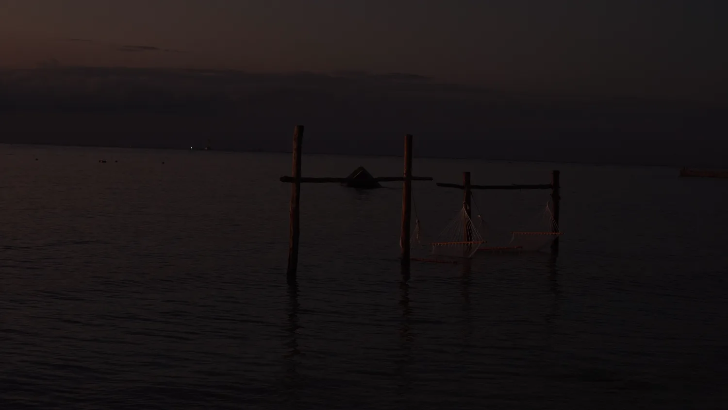 Hamacas al atardecer en el mar durante el Viaje Nórdico